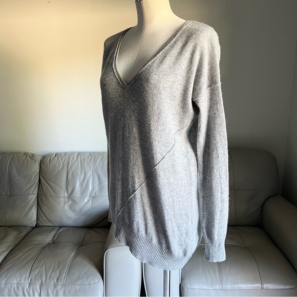 WYATT Collection 100% Cashmere Knit Sweater Sz S Asymmetrical Hem V Neck Grey - Picture 16 of 17